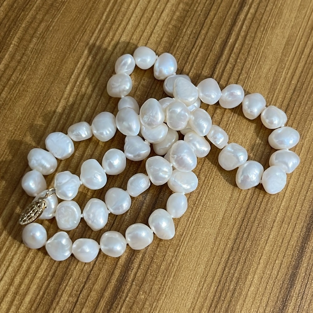 Elegant White Pearl Necklace - Picture 8 of 9